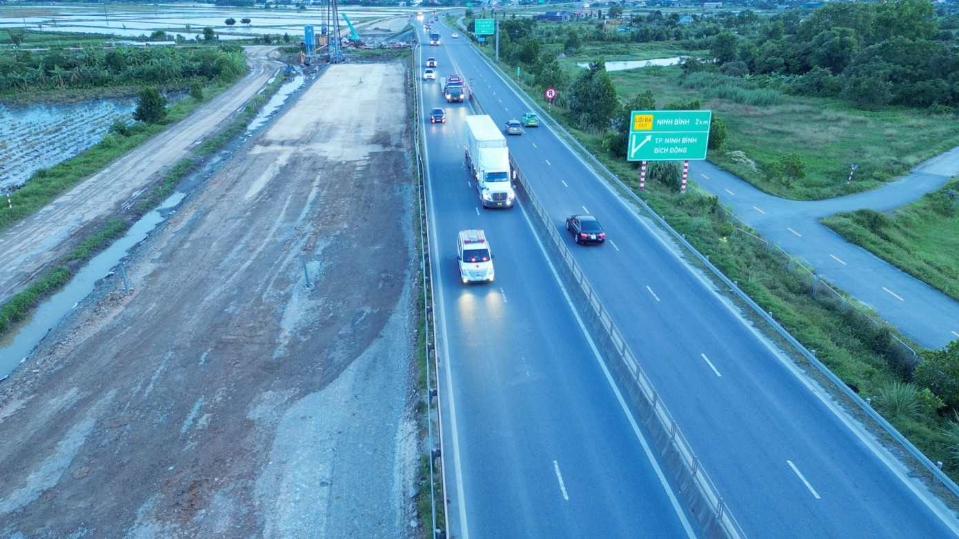 Sau 4 tháng thi công, hiện mặt bằng dự án - tức tuyến đường mở rộng đã được hình thành trên toàn tuyến.