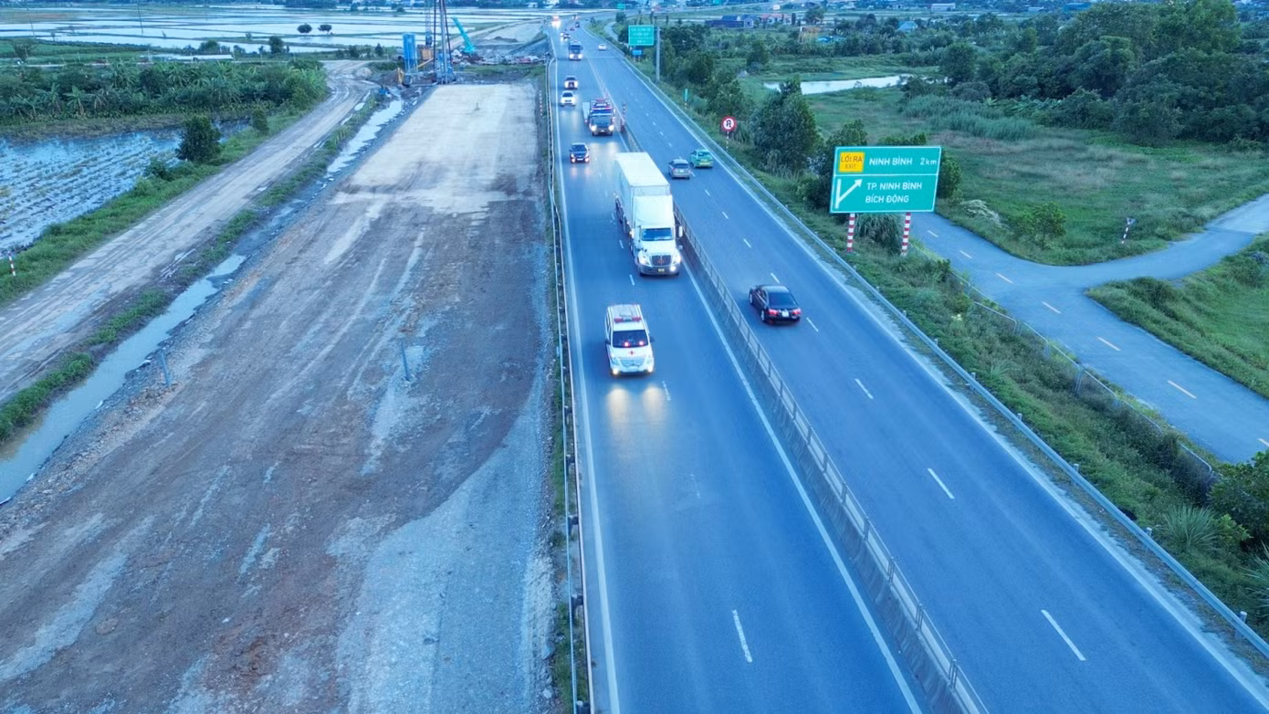 Sau 4 tháng thi công, hiện mặt bằng dự án - tức tuyến đường mở rộng đã được hình thành trên toàn tuyến.