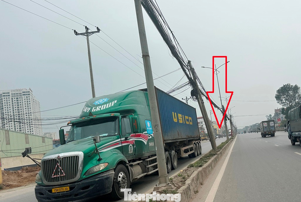 Với các hàng cột điện và cột đèn nằm ở dải phân cách giữa đường nhiều cột cũ, hỏng, bị nghiêng vẹo (mũi tên đỏ). Với các hàng cột điện và cột đèn nằm ở dải phân cách giữa đường nhiều cột cũ, hỏng, bị nghiêng vẹo (mũi tên đỏ).