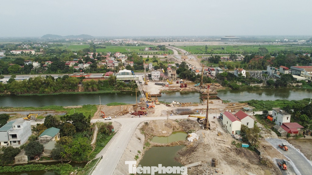 Đường Vành đai 5 được quy hoạch có phần đường cao tốc rộng từ 50 - 60 mét, ngoài ra với đường song hành đi qua các tỉnh, thành, thì địa phương cân đối ngân sách để chủ động giải phóng mặt bằng (GPMB) và làm trước. Đường Vành đai 5 được quy hoạch có phần đường cao tốc rộng từ 50 - 60 mét, ngoài ra với đường song hành đi qua các tỉnh, thành, thì địa phương cân đối ngân sách để chủ động giải phóng mặt bằng (GPMB) và làm trước.