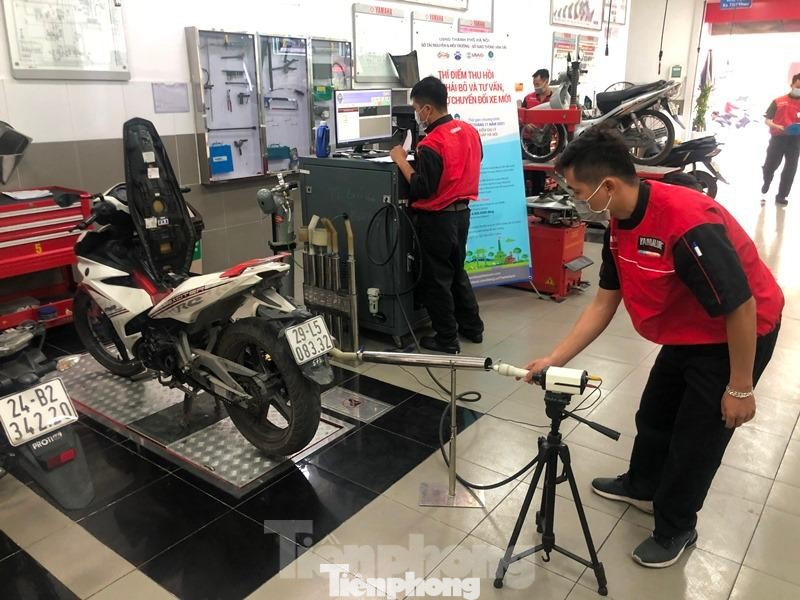 Đo khí thải xe máy trong một chương trình thí điểm ở Hà Nội thời gian qua. Ảnh: A.Trọng Đo khí thải xe máy trong một chương trình thí điểm ở Hà Nội thời gian qua. Ảnh: A.Trọng