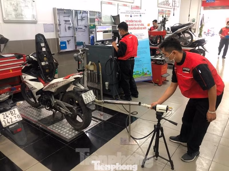 Đo khí thải xe máy trong một chương trình thí điểm ở Hà Nội thời gian qua. Ảnh: A.Trọng Đo khí thải xe máy trong một chương trình thí điểm ở Hà Nội thời gian qua. Ảnh: A.Trọng