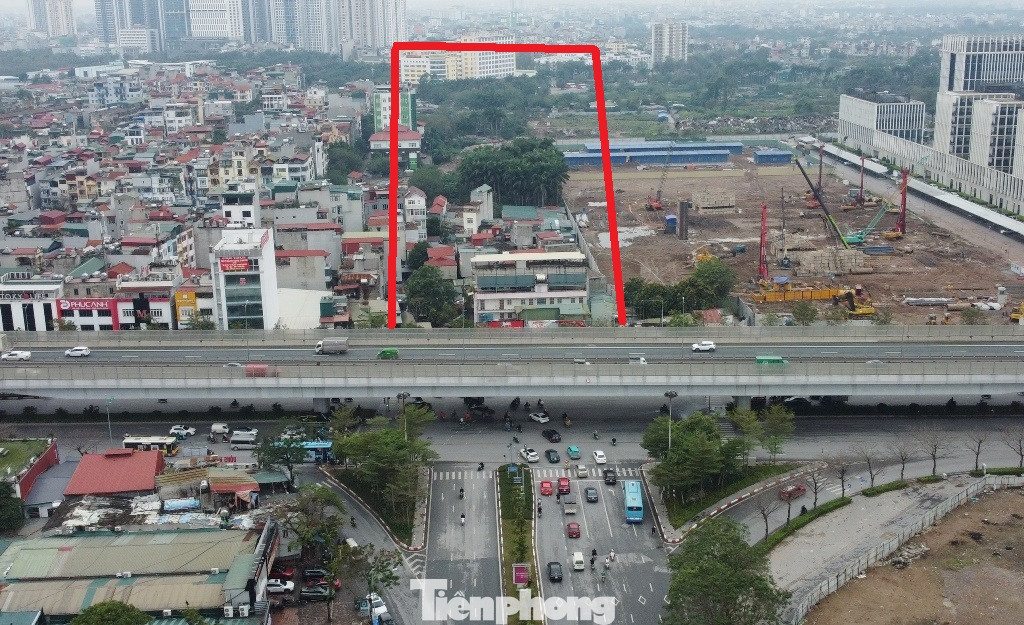 Hiện tại mặt bằng để mở rộng nút và làm đường Hoàng Quốc Việt kéo dài phía quận Bắc Từ Liêm đang là nhà dân, các công trình xây dựng cần được giải phóng để xây dựng dự án với số lượng lớn (khu vực khung đỏ).