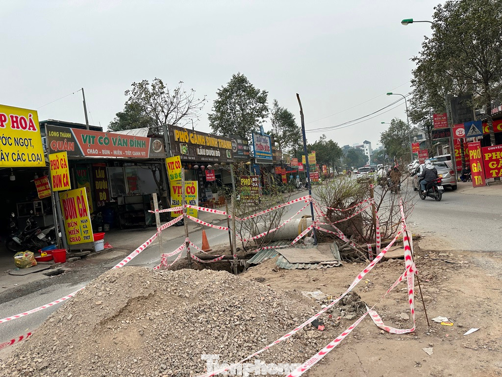 Trên phố Phạm Tu - Yên Xá, nhiều công trường thi công trên đường tại đây cũng quây rào để vậy từ Tết đến nay.