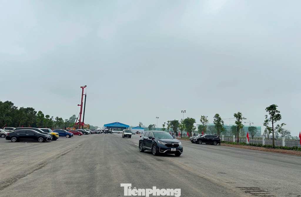 Đường dẫn ra cầu Tứ Liên trong tương lai có mặt cắt đủ rộng 6 làn xe cơ giới và phần đất vỉa hè kèm theo. Đường dẫn ra cầu Tứ Liên trong tương lai có mặt cắt đủ rộng 6 làn xe cơ giới và phần đất vỉa hè kèm theo.