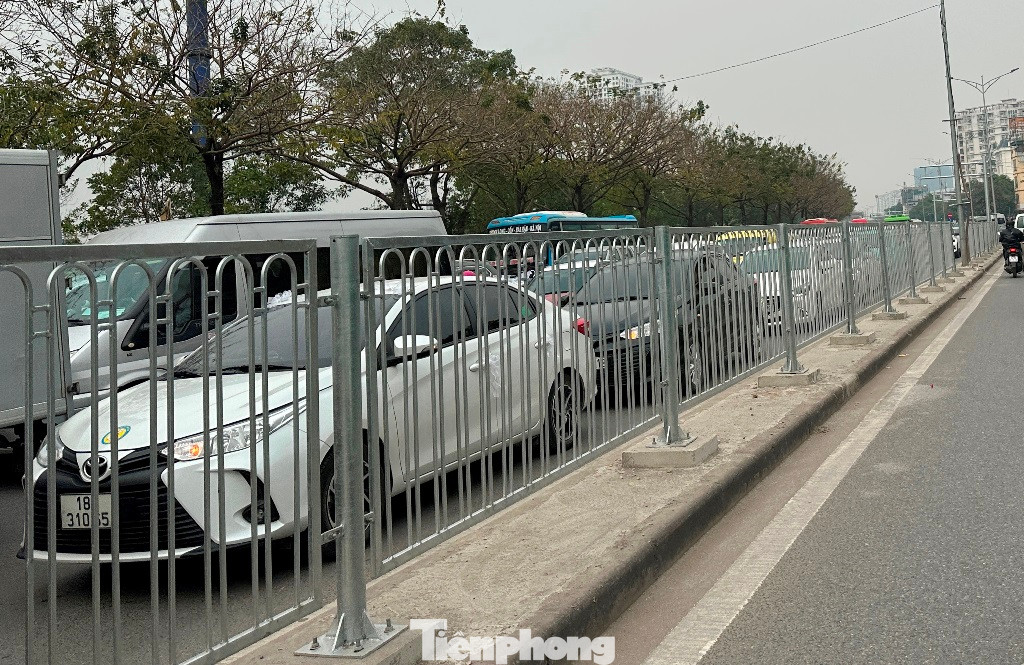 Trên đường Giải Phóng, dự án sửa chữa, chỉnh trang lại dải phân cách, hệ thống hạ tầng tổ chức giao thông có tiến độ được thành phố Hà Nội phê duyệt là 31/12/2024 phải xong, nhưng đến nay nhiều đoạn vẫn dở dang.