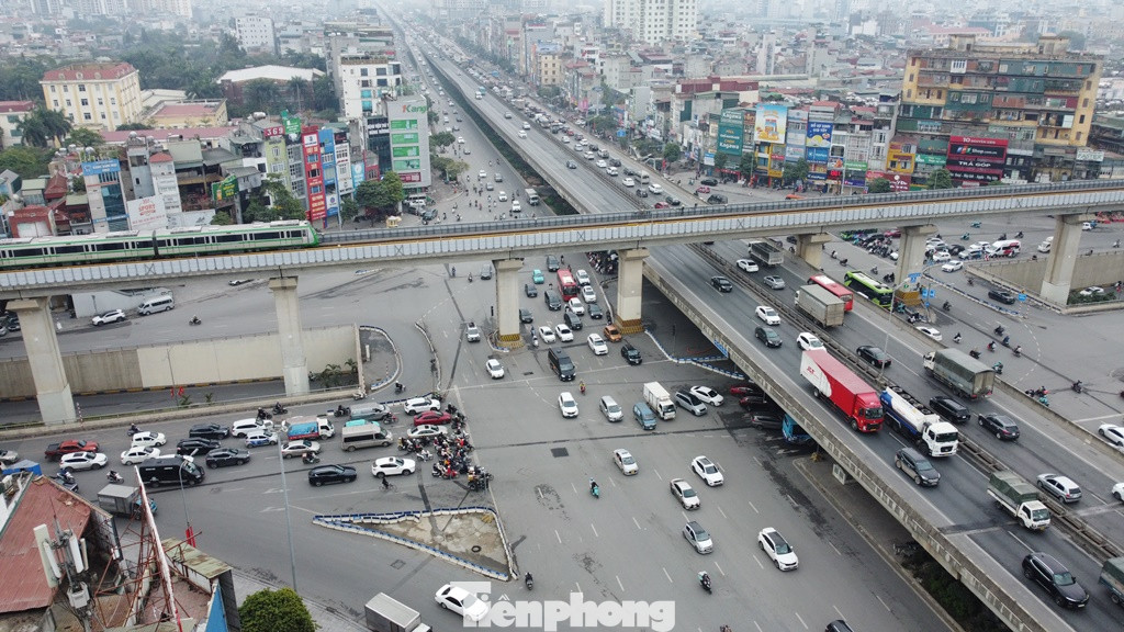 Sau khi điều chỉnh lại phương án tổ chức giao thông tại nút Thanh Xuân, đại diện Sở GTVT Hà Nội và tổ tư vấn cho biết, xe đã đi lại nhịp nhàng.
