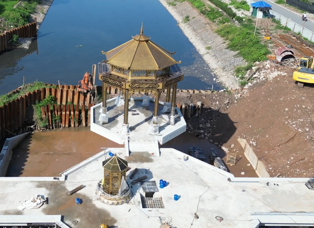 Công trình đập dâng trên sông Tô Lịch đang hoàn thiện.