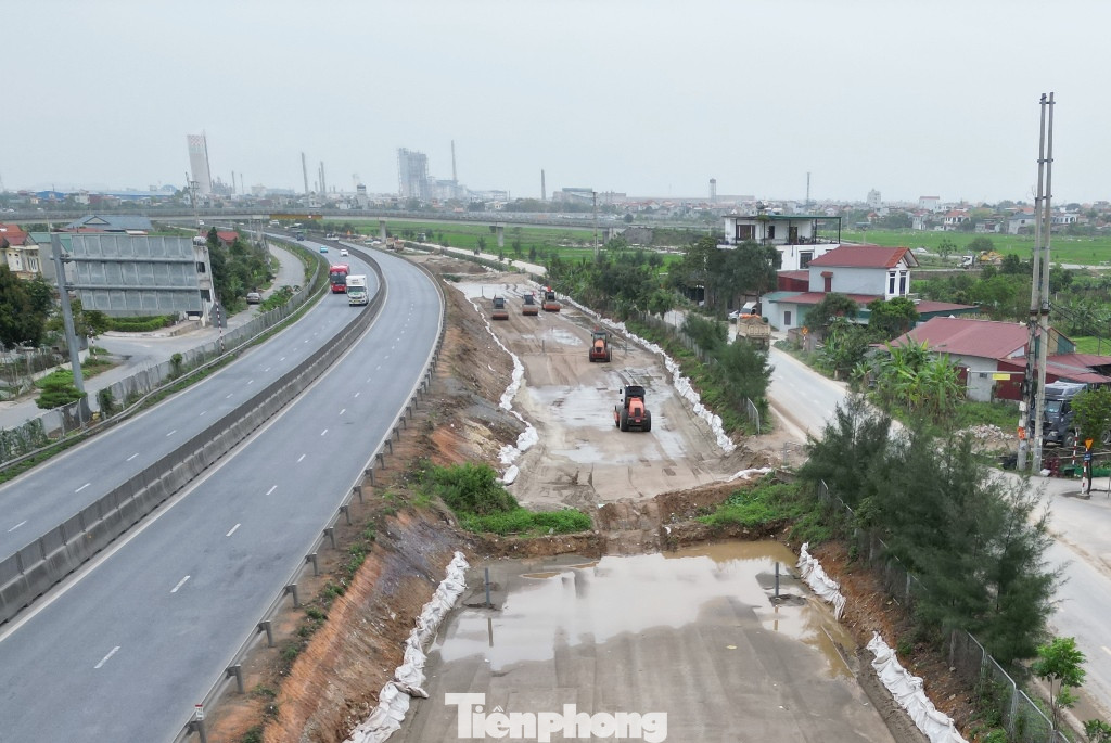 Theo ghi nhận, chỉ hơn 1 tháng được khởi công, do toàn bộ mặt bằng mở rộng cao tốc đã được chuẩn bị trước (giai đoạn 1) nên hiện nay đại diện chủ đầu tư là Sở Xây dựng Ninh Bình đã cùng với các nhà thầu thực hiện tổng thể dự án trên tất cả các gói thầu.