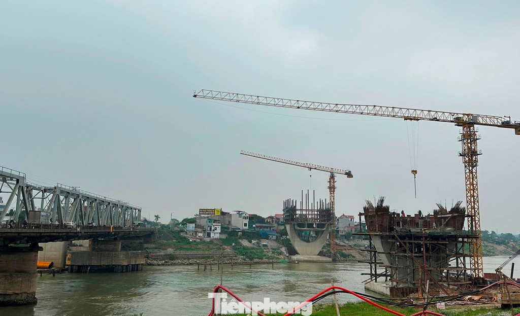 Cầu Đuống đường bộ mới nằm cách cầu cũ hơn 100 mét về phía hạ lưu.