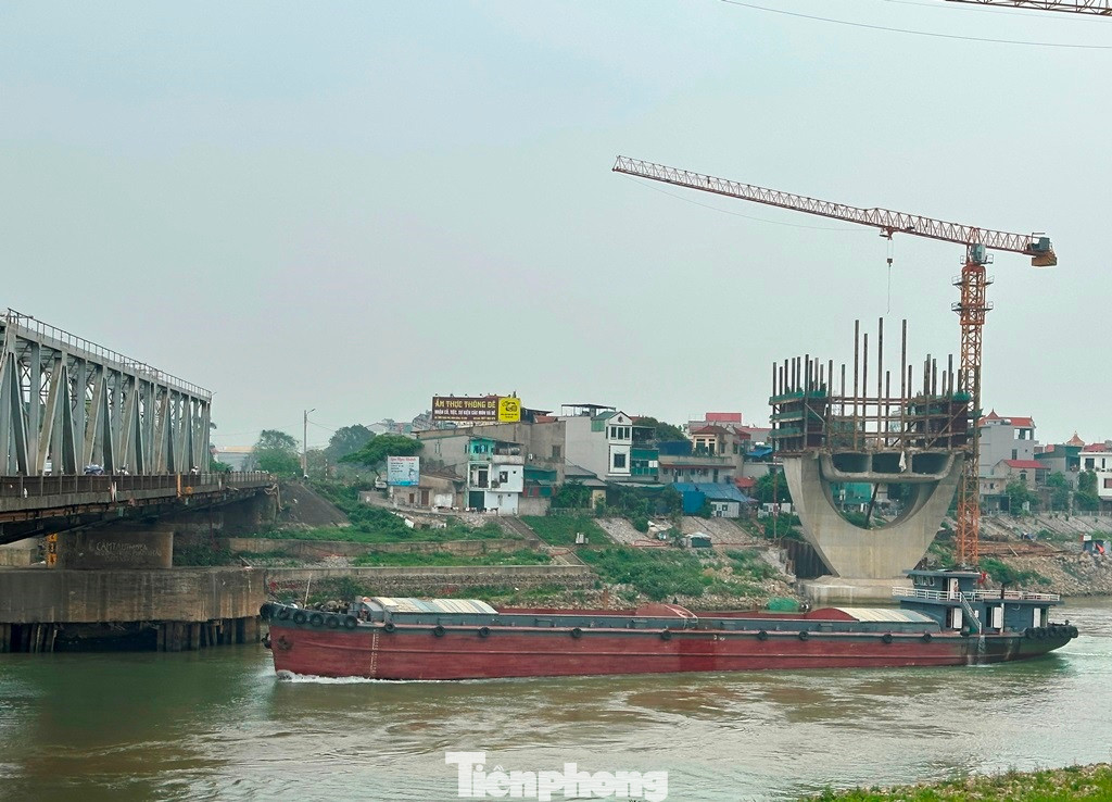 Cùng với đó độ tĩnh không cầu (khoảng sáng thông thuyền) của cầu hạn chế, nên gây khó khăn cho giao thông thủy trên sông Đuống, nhiều tàu thuyền to không thể di chuyển, chui qua cầu Đuống.