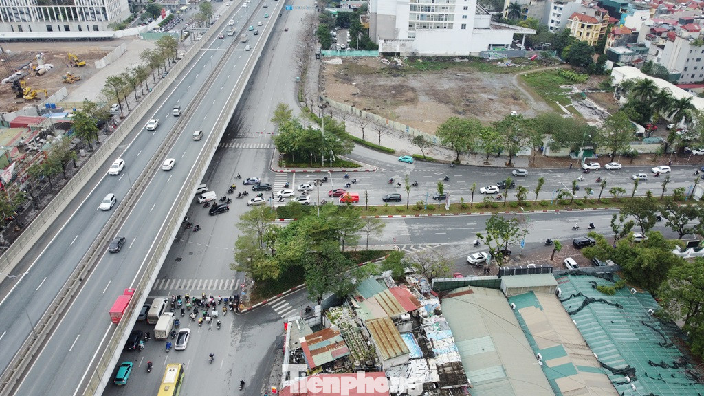 Từ thực tế trên, Sở GTVT Hà Nội đã có báo cáo UBND thành phố cho xây dựng dự án hầm chui và đường dẫn hai đầu tại nút giao Hoàng Quốc Việt - Vành đai 3. Từ thực tế trên, Sở GTVT Hà Nội đã có báo cáo UBND thành phố cho xây dựng dự án hầm chui và đường dẫn hai đầu tại nút giao Hoàng Quốc Việt - Vành đai 3.