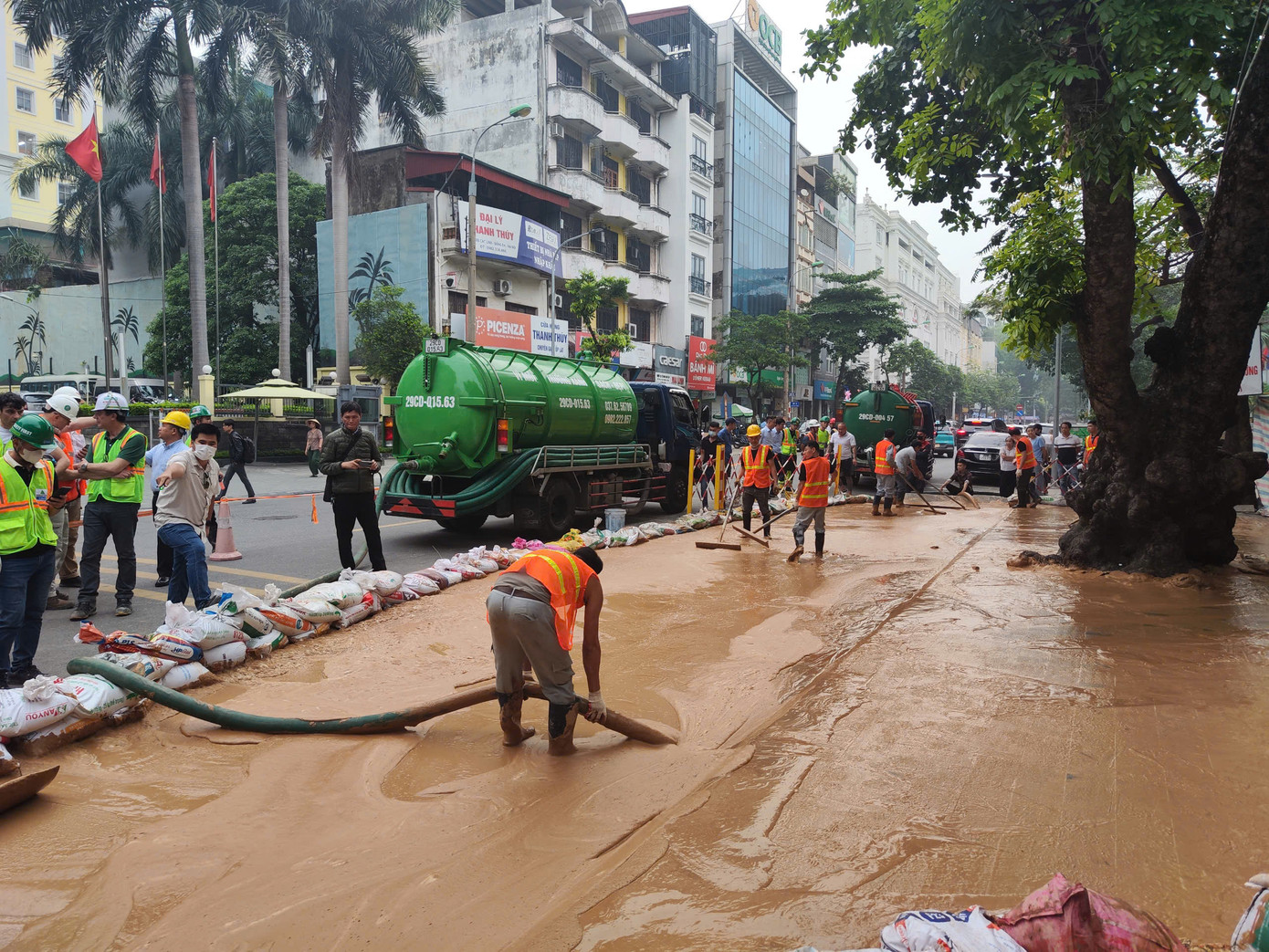 Hiện tượng bùn lỏng lại trào lên từ khu vực đào hầm dự án metro Nhổn - ga Hà Nội trên phố Cát Linh chiều nay.