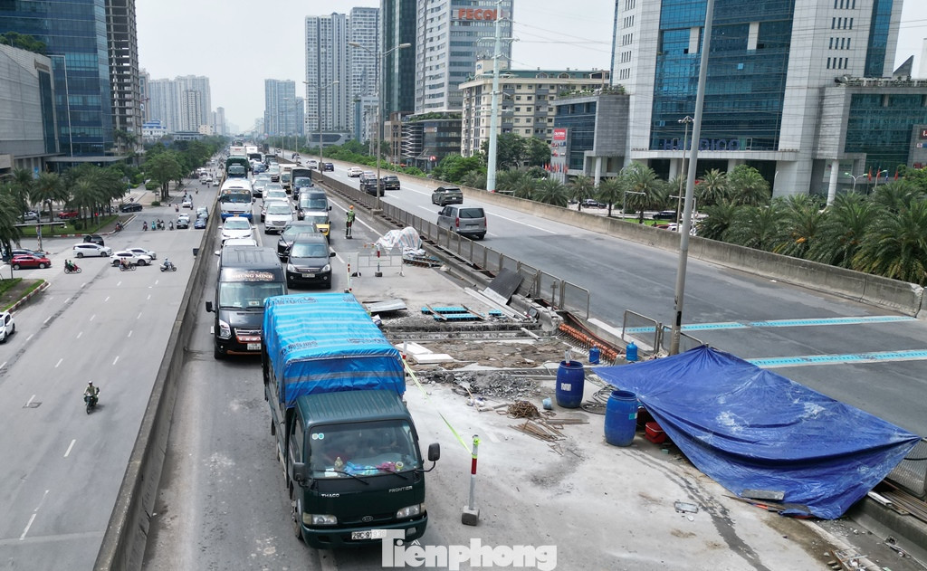 Việc lòng đường trên cao Vành đai 3 chiều Big C - cầu vượt Mai Dịch có các hàng rào chiếm hơn nửa lòng đường đã khiến giao thông ùn tắc thường xuyên.
