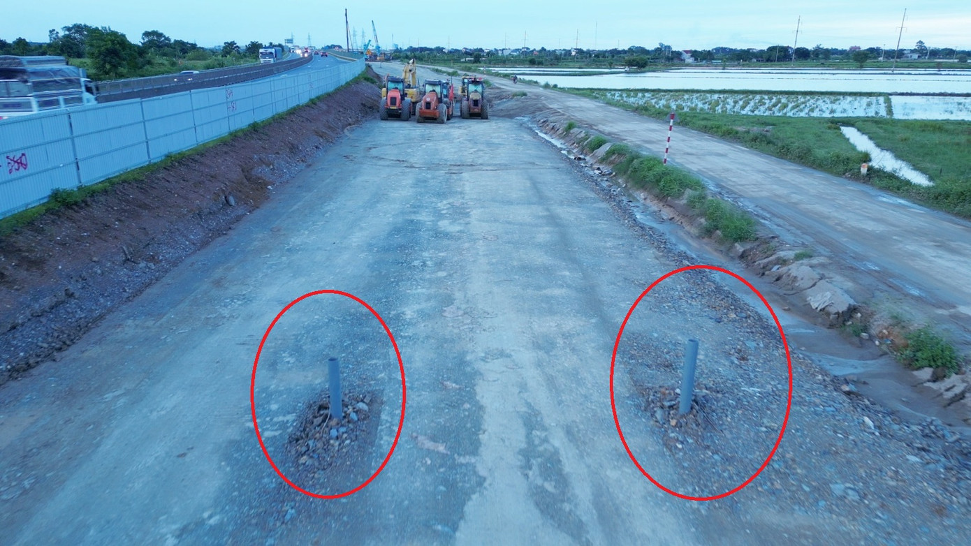 Sau khi đắp xong nền đường, móng đường mới sẽ được nén tải bằng máy lu lèn, tiếp đó cắm các "ống bấc" để theo dõi lún trong vài tháng.