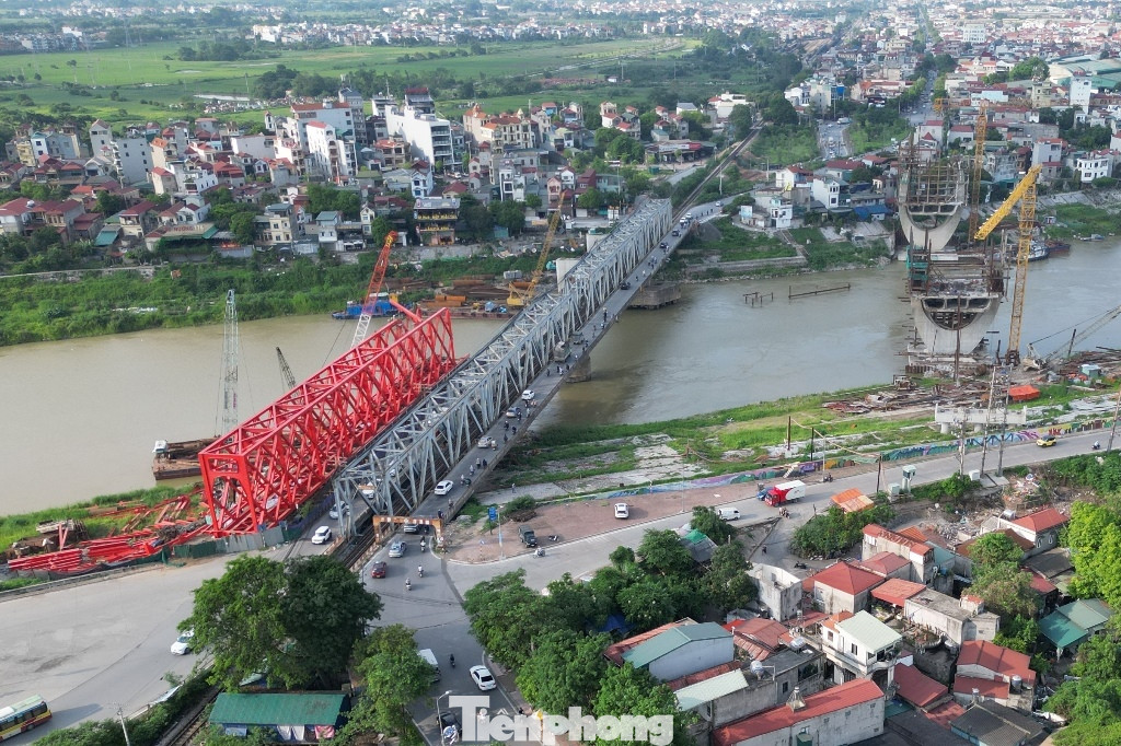 Chủ đầu tư cho biết, cầu đang thi công đảm bảo tiến độ hoàn thành vào năm 2026. Sau khi hoàn thành, cầu đường sắt mới sẽ nằm cách cầu đường bộ (đang xây dựng) hơn 100 mét về phía hạ lưu.