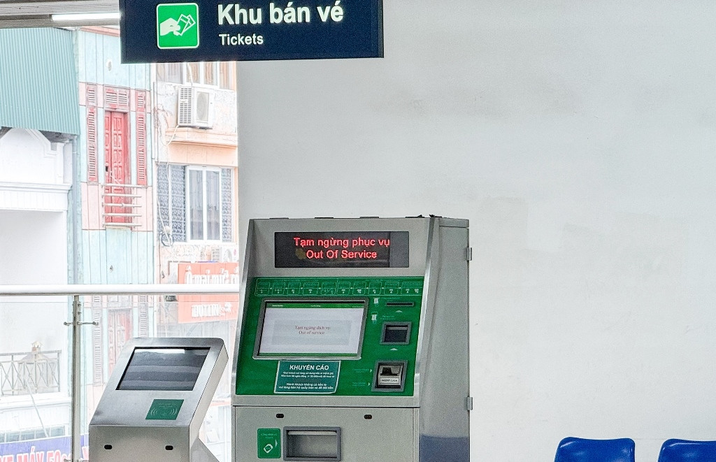 Cùng với đó, nhà ga Yên Nghĩa có 4 máy bán vé tự động cho khách, nhưng hiện nay chỉ có 2 máy hoạt động, 2 máy còn lại thông báo lỗi. Cùng với đó, nhà ga Yên Nghĩa có 4 máy bán vé tự động cho khách, nhưng hiện nay chỉ có 2 máy hoạt động, 2 máy còn lại thông báo lỗi.