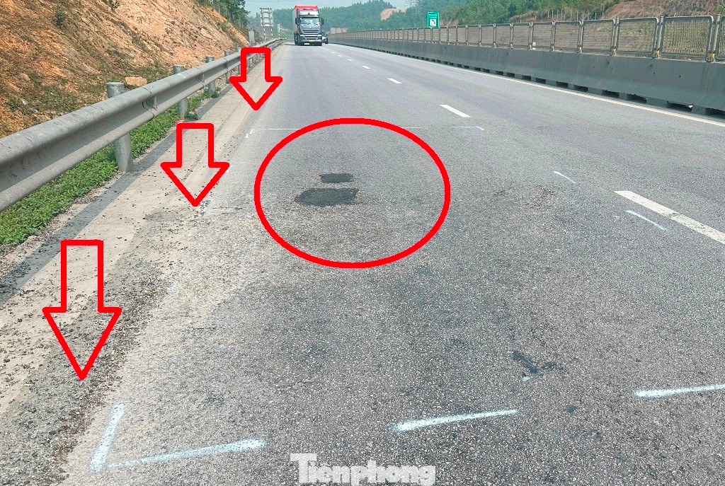 Sau tình trạng nứt rách, mặt đường cao tốc QL45 - Nghi Sơn xuất hiện tình trạng lún vạch bánh xe kéo dài (mũi tên đỏ) Sau tình trạng nứt rách, mặt đường cao tốc QL45 - Nghi Sơn xuất hiện tình trạng lún vạch bánh xe kéo dài (mũi tên đỏ)