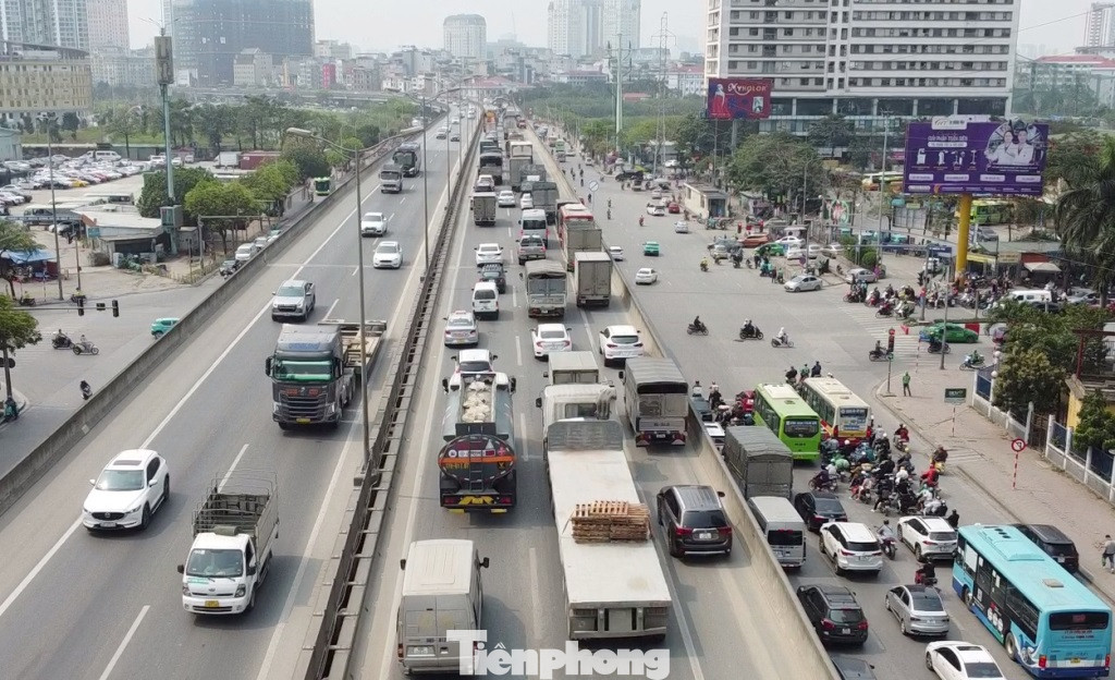 Vì vậy, Đội CSGT số 6 - Phòng CSGT Hà Nội đã điều tiết cho ô tô được đi vào làn khẩn cấp để giảm ùn tắc. Vì vậy, Đội CSGT số 6 - Phòng CSGT Hà Nội đã điều tiết cho ô tô được đi vào làn khẩn cấp để giảm ùn tắc.