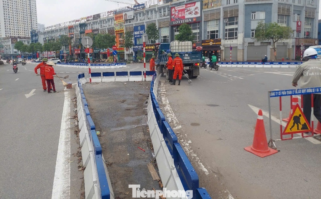 Cùng với đó, các tổ công tác khác của công nhận đô thị, sửa chữa đường đã vệ sinh, chỉnh trang lại hệ thống dải phân cách, đảo giao thông trên đường... Cùng với đó, các tổ công tác khác của công nhận đô thị, sửa chữa đường đã vệ sinh, chỉnh trang lại hệ thống dải phân cách, đảo giao thông trên đường...