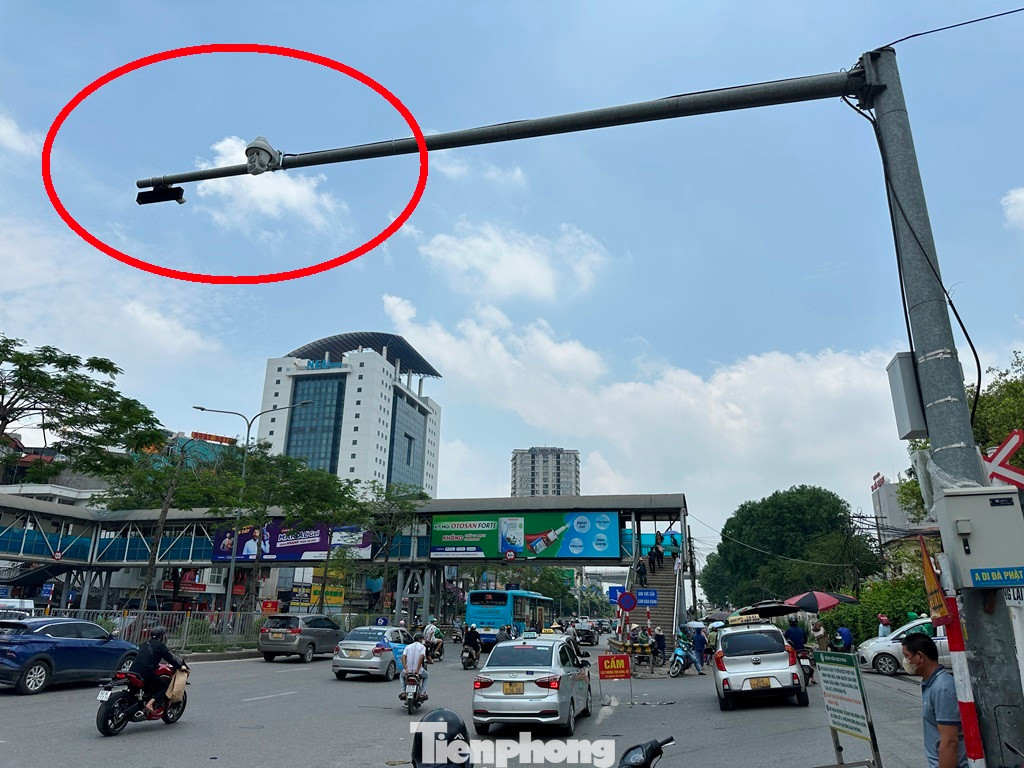 Tại khu vực trước cổng bệnh viện Bạch Mai đều có rất nhiều camera giám sát và xử phạt nguội, nhưng các xe taxi trên đã lách bằng cách che hoặc làm mờ chữ biển số.
