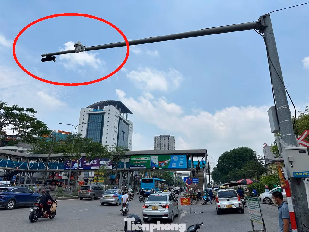 Tại khu vực trước cổng bệnh viện Bạch Mai đều có rất nhiều camera giám sát và xử phạt nguội, nhưng các xe taxi trên đã lách bằng cách che hoặc làm mờ chữ biển số.