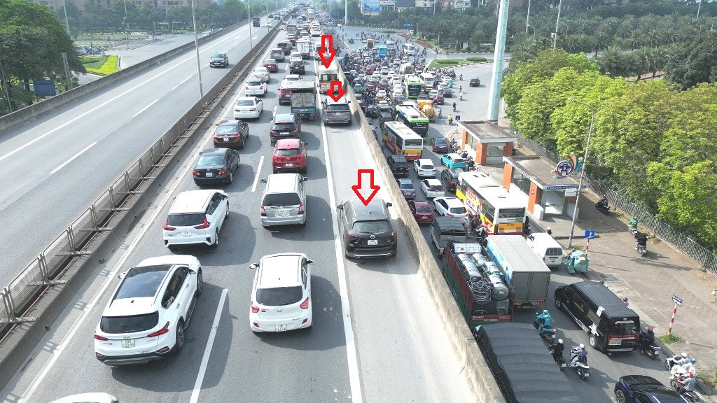 Trao đổi với PV Tiền Phong sáng 14/3, trung tá Phạm Văn Chiến - Đội trưởng Đội CSGT số 6, Phòng CSGT Hà Nội cho biết, Đội đã thống nhất với lực lượng chức năng của Sở Xây dựng điều tiết cho xe đi vào làn đường khẩn cấp từ sáng cùng ngày, để có thêm diện tích mặt đường phục vụ xe lưu thông, giảm ùn tắc qua công trường. Trao đổi với PV Tiền Phong sáng 14/3, trung tá Phạm Văn Chiến - Đội trưởng Đội CSGT số 6, Phòng CSGT Hà Nội cho biết, Đội đã thống nhất với lực lượng chức năng của Sở Xây dựng điều tiết cho xe đi vào làn đường khẩn cấp từ sáng cùng ngày, để có thêm diện tích mặt đường phục vụ xe lưu thông, giảm ùn tắc qua công trường.