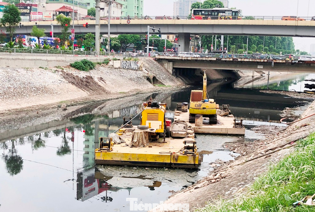 Trong những ngày qua, UBND thành phố Hà Nội đang giao cho Cty Thoát nước Hà Nội nạo vét, thanh thải toàn bộ lòng sông Tô Lịch từ quận Tây Hồ về đến huyện Thanh Trì. Trong những ngày qua, UBND thành phố Hà Nội đang giao cho Cty Thoát nước Hà Nội nạo vét, thanh thải toàn bộ lòng sông Tô Lịch từ quận Tây Hồ về đến huyện Thanh Trì.