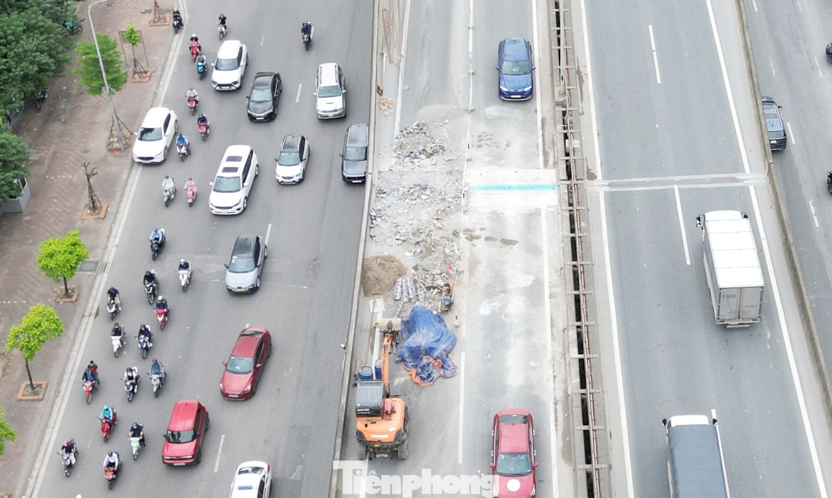 Một số đoạn công trường đang thiếu rào chắn, thiết bị ngăn cách đảm bảo, để vật liệu xây dựng, phế thải tràn ra toàn bộ mặt đường Vành đai 3 trên cao chiều Thanh Xuân - Mai Dịch, gây bụi và khó khăn cho giao thông. Một số đoạn công trường đang thiếu rào chắn, thiết bị ngăn cách đảm bảo, để vật liệu xây dựng, phế thải tràn ra toàn bộ mặt đường Vành đai 3 trên cao chiều Thanh Xuân - Mai Dịch, gây bụi và khó khăn cho giao thông.