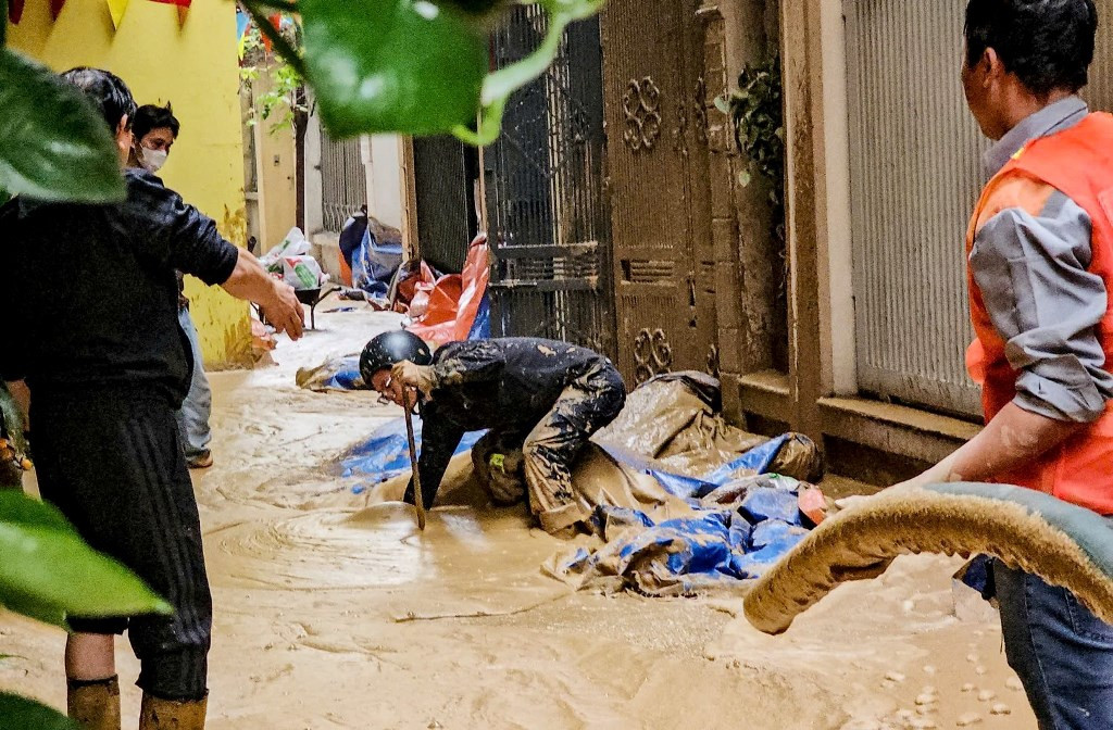 Chất lỏng dạng bùn phun lên và làm ngập cả phố được xác định từ máy đào hầm ngầm tuyến metro Nhổn - ga Hà Nội gây ra. Chất lỏng dạng bùn phun lên và làm ngập cả phố được xác định từ máy đào hầm ngầm tuyến metro Nhổn - ga Hà Nội gây ra.