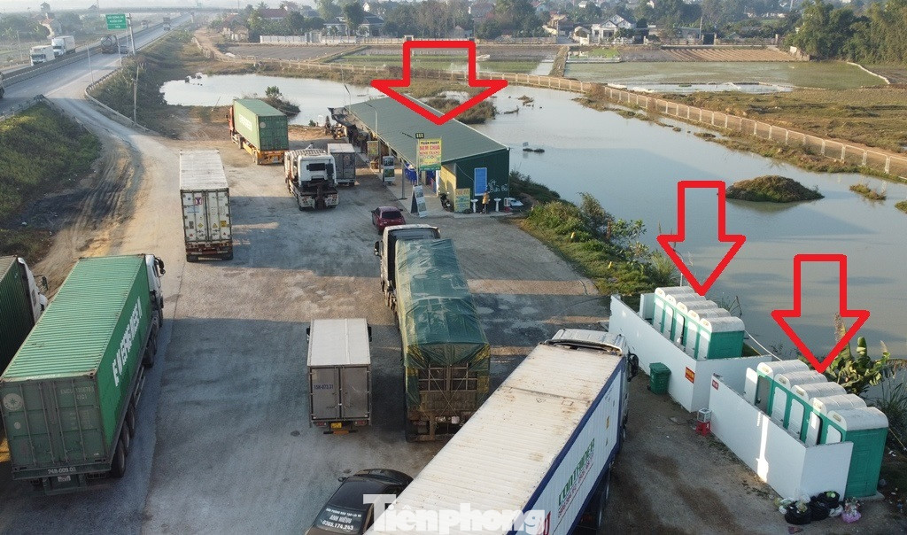 Tại mặt bằng trạm dừng nghỉ trên tuyến cao tốc Mai Sơn - QL45 thuộc xã Đông Hòa, huyện Đông Sơn, tỉnh Thanh Hoá PV Tiền Phong ghi nhận, mặt bằng được tỉnh Thanh Hóa giải phóng cả hai bên chiều đường là 6 ha (mỗi bên 3 ha) nhưng hiện chỉ có một góc nhỏ được dựng lán tạm, nhà vệ sinh di động (mũi tên đỏ). Tại mặt bằng trạm dừng nghỉ trên tuyến cao tốc Mai Sơn - QL45 thuộc xã Đông Hòa, huyện Đông Sơn, tỉnh Thanh Hoá PV Tiền Phong ghi nhận, mặt bằng được tỉnh Thanh Hóa giải phóng cả hai bên chiều đường là 6 ha (mỗi bên 3 ha) nhưng hiện chỉ có một góc nhỏ được dựng lán tạm, nhà vệ sinh di động (mũi tên đỏ).