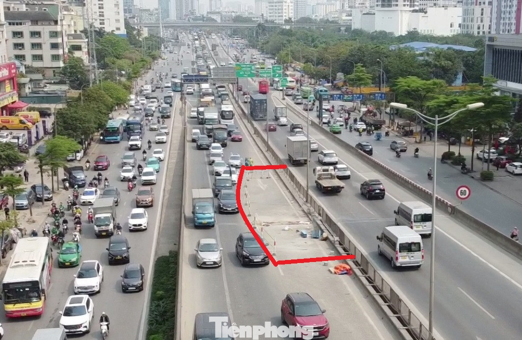 Một vị trí hàng rào (khung đỏ) sửa chữa mặt đường và khe co giãn nằm ngay dốc lên xuống đường trên cao Vành đai 3 đoạn Mai Dịch - Trung Hòa (đại lộ Thăng Long). Một vị trí hàng rào (khung đỏ) sửa chữa mặt đường và khe co giãn nằm ngay dốc lên xuống đường trên cao Vành đai 3 đoạn Mai Dịch - Trung Hòa (đại lộ Thăng Long).