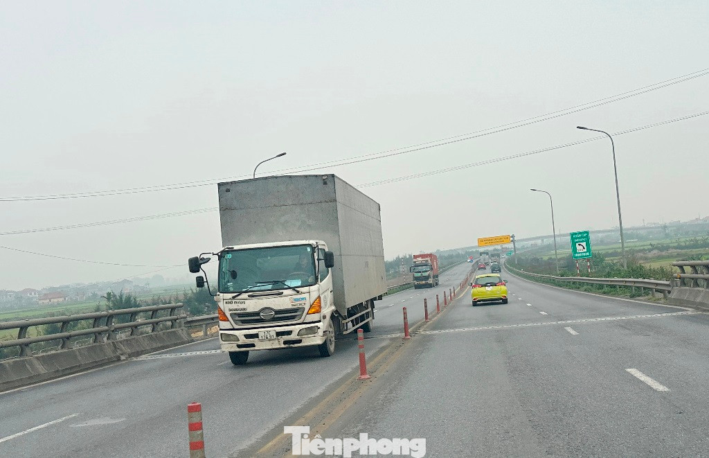 Cụ thể, tuyến chỉ có 2 làn xe/chiều, nhiều đoạn không có dải phân cách cứng, rất nguy hiểm nếu không may có xe lưu thông ở hai chiều đường không làm chủ tốc độ, lấn sang chiều đối diện.