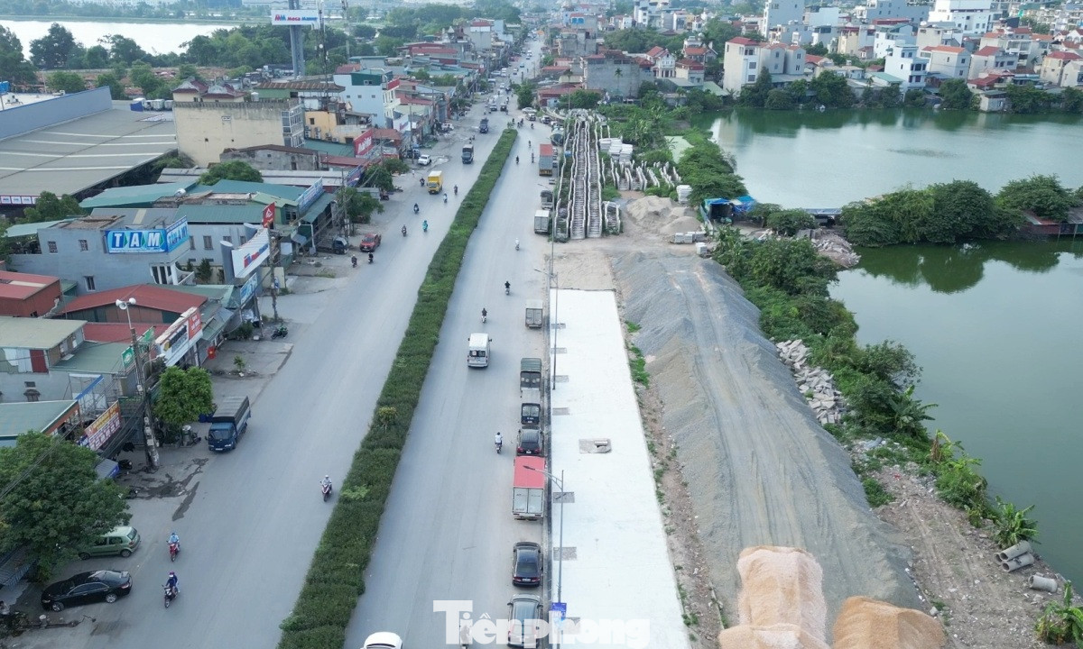 Theo ghi nhận của PV Tiền Phong, hiện dự án mở rộng đường Tam Trinh mới thi công được khoảng 50%, tuy nhiên Ban QLDA quận Hoàng Mai UBND cho biết, Ban đang làm thủ tục để bàn giao dự án cho phường mới sau 1/7 là phường Hoàng Mai.