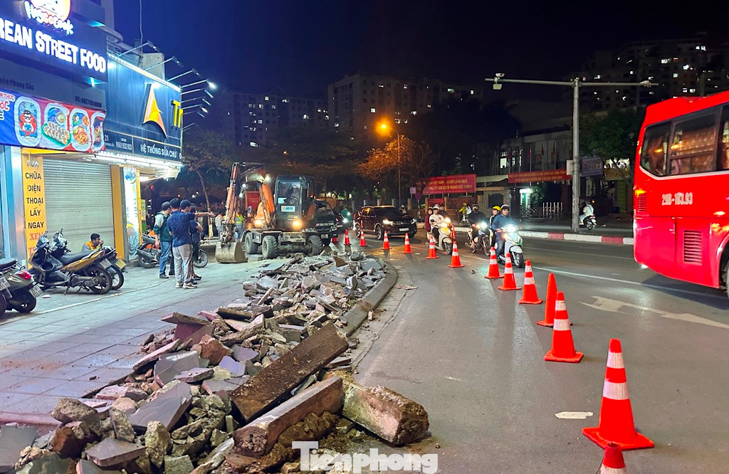 Do thường xuyên xảy ra ùn tắc, gây khó khăn cho các dòng xe rẽ phải, rẽ trái trong khi vỉa hè và dải phân cách tại Nguyễn Phong Sắc - Xuân Thủy, Hoàng Quốc Việt - Nghĩa Tân còn rộng nên từ cuối tuần qua, Sở Xây dựng Hà Nội đã giao cho các đơn vị chuyên môn xén dải phân cách, vỉa hè tại đây để mở rộng thêm các làn xe qua nút.
