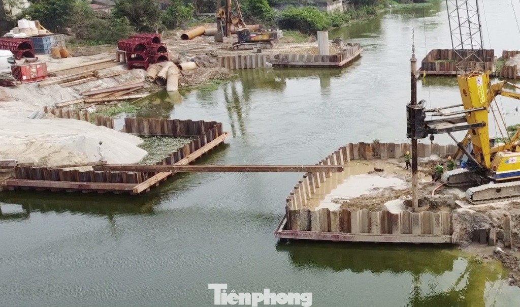 Dự án đường song hành có hạng mục cầu Tiên Tân và đường dẫn vượt sông Nhuệ tại TP Phủ Lý đã được khởi công tháng 3/2025. Hiện các đơn vị đang dựng các vách ngăn, hút nước giữa lòng sông để đổ trụ cầu. Dự án đường song hành có hạng mục cầu Tiên Tân và đường dẫn vượt sông Nhuệ tại TP Phủ Lý đã được khởi công tháng 3/2025. Hiện các đơn vị đang dựng các vách ngăn, hút nước giữa lòng sông để đổ trụ cầu.