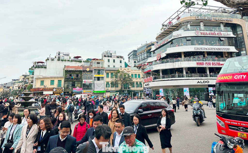 Lượng người những ngày qua đổ về quảng trường Đông Kinh - Nghĩa Thục thăm quan, đứng "check in" trước tòa nhà Hàm cá mập tăng cao khi có thông tin tòa nhà này sẽ phá dỡ để mở rộng không gian công cộng.