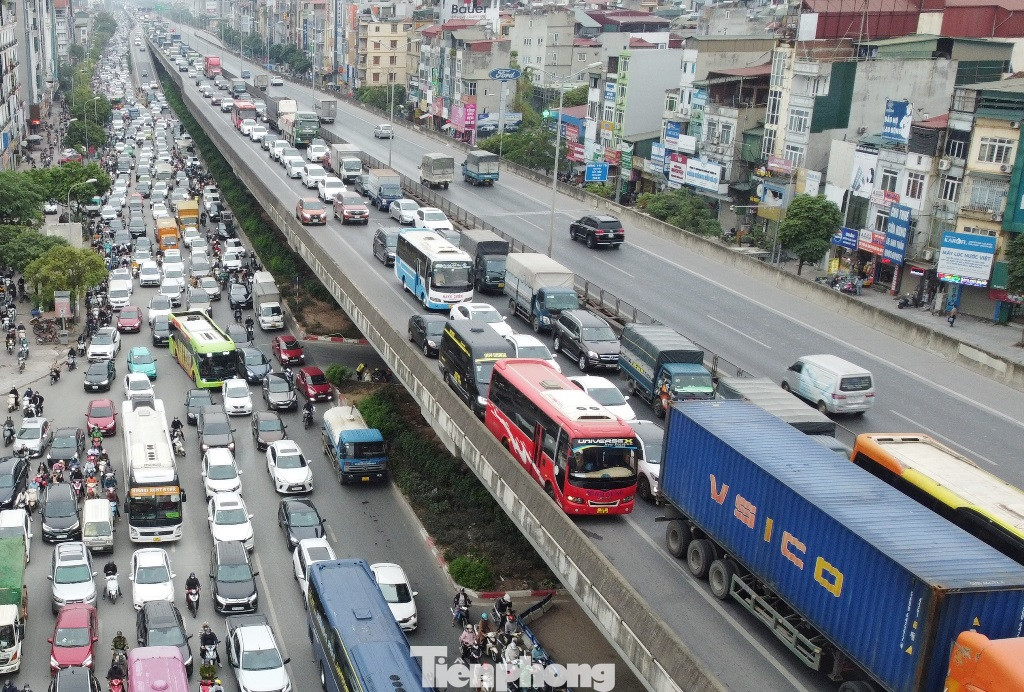 Theo ghi nhận, bình thường khi chưa cấm đường, đường trên cao Vành đai 3 đã ùn tắc, quá tải lưu lượng cả đêm và ngày.