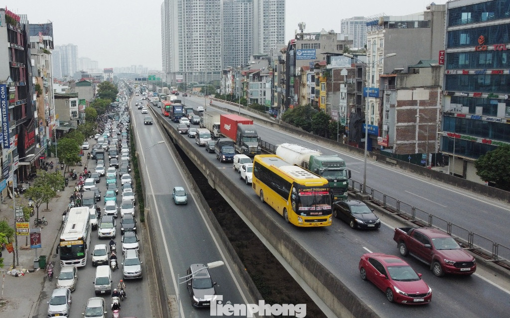 Tuy nhiên, thực trạng giao thông ở đường Vành đai 3 trên cao và đại lộ Thăng Long thời gian qua luôn ùn tắc, giờ cao điểm xe phải đi mất nhiều giờ mới qua được quãng đường chỉ từ 10 đến hơn 20 km. Tuy nhiên, thực trạng giao thông ở đường Vành đai 3 trên cao và đại lộ Thăng Long thời gian qua luôn ùn tắc, giờ cao điểm xe phải đi mất nhiều giờ mới qua được quãng đường chỉ từ 10 đến hơn 20 km.