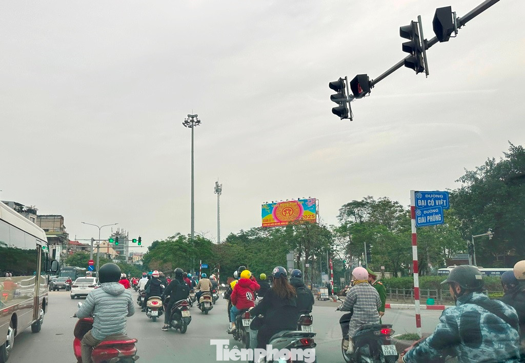 Trao đổi với PV Tiền Phong sáng 2/4, trung tá Trần Ngọc Trung - Đội trưởng Đội CSGT số 4, Phòng CSGT Hà Nội cho biết từ đầu tháng 4, đèn giao thông tại nút giao đang được liên ngành Công an - Sở Xây dựng điều chỉnh lại thời gian hiển thị các pha đèn "xanh, đỏ".