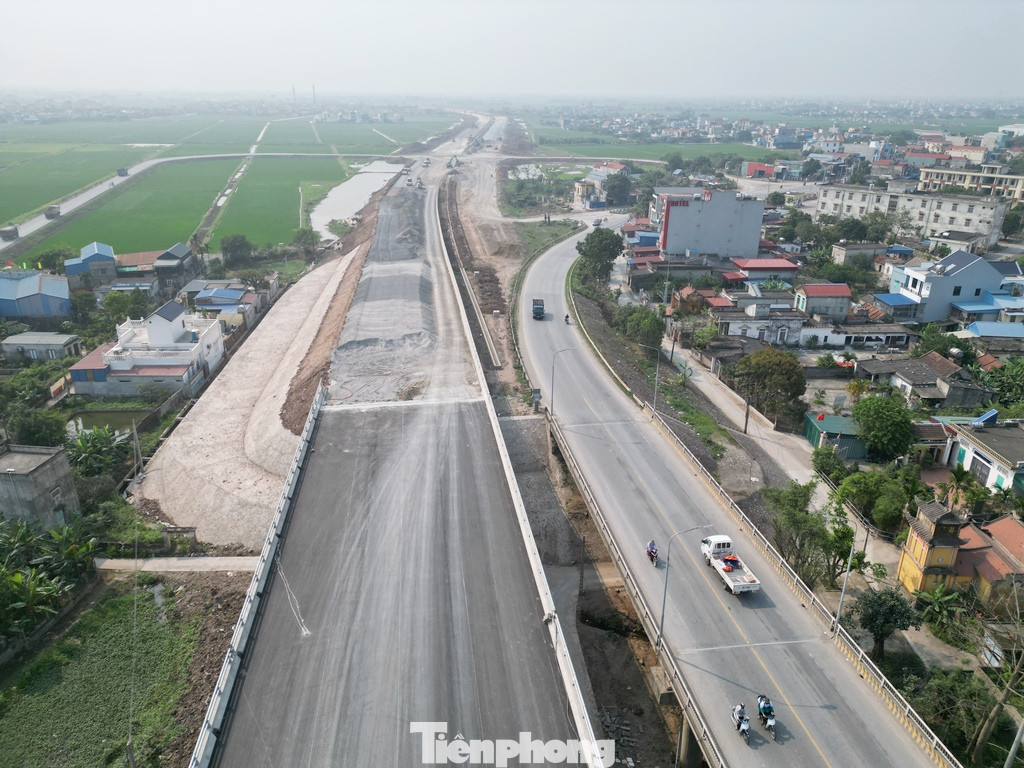 Ban Quản lý dự án (QLDA) đầu tư xây dựng tỉnh Nam Định cho biết, cầu Lạc Quần mới được hợp long trong quý I vừa qua. Hiện các đơn vị đang hoàn thiện các hạng mục cuối cùng như thảm mặt đường, thi công đường kết nối hai bên, lắp đặt hệ thống đèn chiếu sáng…