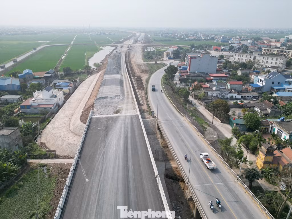 Ban Quản lý dự án (QLDA) đầu tư xây dựng tỉnh Nam Định cho biết, cầu Lạc Quần mới được hợp long trong quý I vừa qua. Hiện các đơn vị đang hoàn thiện các hạng mục cuối cùng như thảm mặt đường, thi công đường kết nối hai bên, lắp đặt hệ thống đèn chiếu sáng…