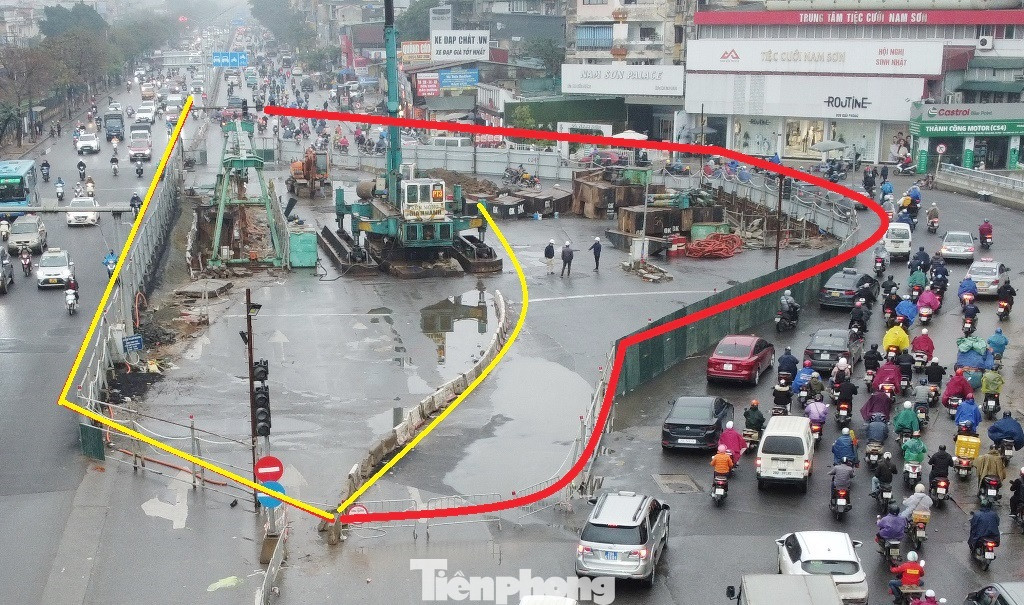 Thay vì chỉ rào ở khu vực dải phân cách giữa (đường màu vàng), từ cuối tuần qua, đơn vị thực hiện dự án đã cho mở rộng hàng rào thi công ra gần như toàn bộ nút giao (đường màu đỏ). Thay vì chỉ rào ở khu vực dải phân cách giữa (đường màu vàng), từ cuối tuần qua, đơn vị thực hiện dự án đã cho mở rộng hàng rào thi công ra gần như toàn bộ nút giao (đường màu đỏ).