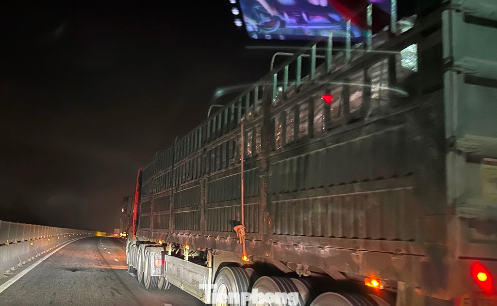 Trước tình trạng này, nhiều xe đã chấp nhận đỗ trên cao tốc chờ đợi, nhiều xe do thời gian chờ đợi lâu đã chấp nhận di chuyển tiếp.