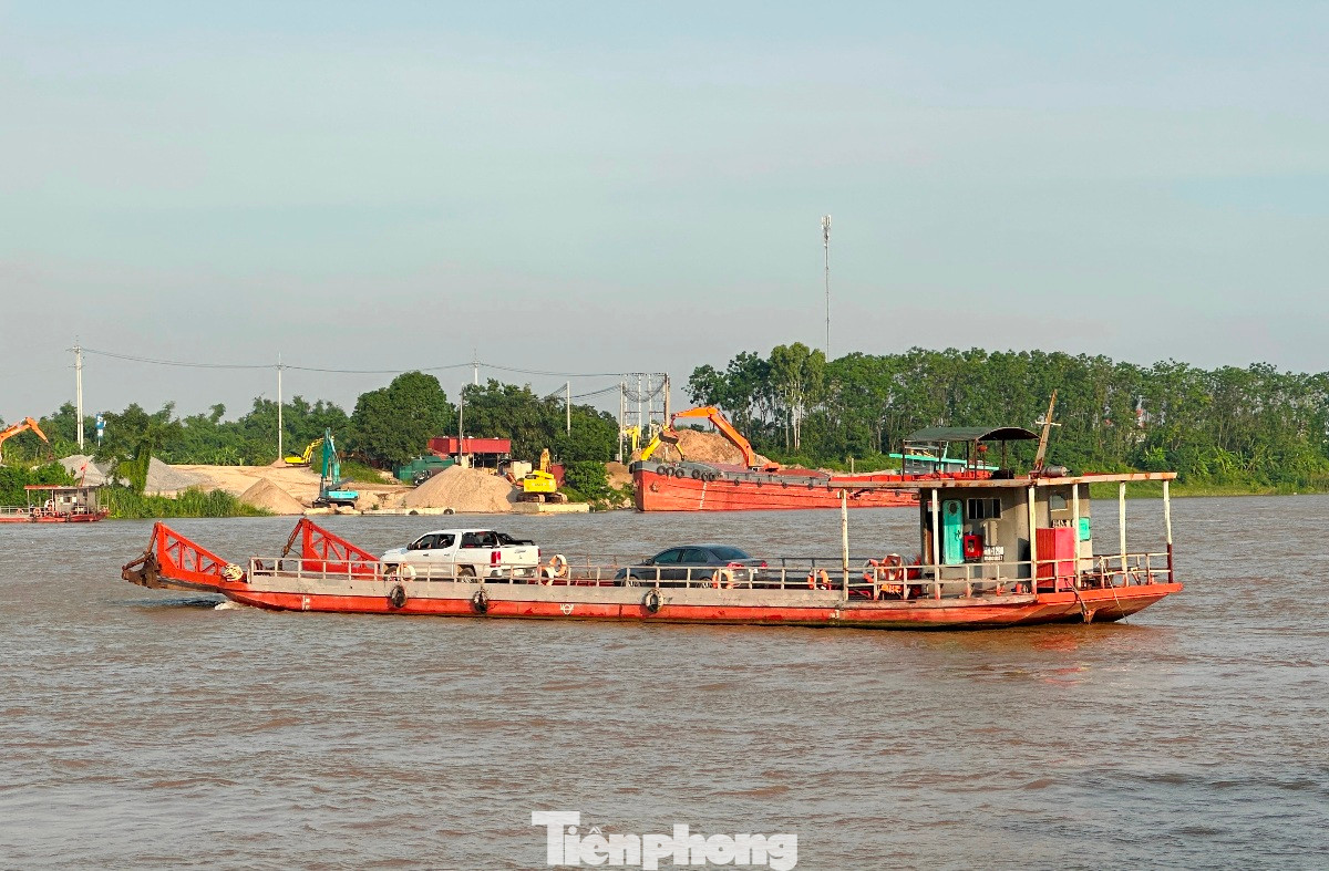 Chuẩn bị cho mùa mưa bão năm 2025, Ban An toàn giao thông thành phố Hà Nội đã có yêu cầu các sở ngành, đơn vị có liên quan kiểm tra, rà soát, siết chặt công tác quản lý hoạt động của tàu, thuyền chở khách qua sông và các bến cảng vật liệu. Qua rà soát, liên ngành Sở Xây dựng - Công an Hà Nội cho biết, trên tuyến sông Hồng đang có 24 bến đò, bến phà chở khách qua sông và 36 bến cảng vật liệu đăng ký hoạt động. Tuy nhiên, qua rà soát, liên ngành cho biết, hiện có một số bến đò, bến phà qua sông đã hết phép từ năm 2023; riêng bến cảng vật liệu có hơn 10 bến đã hết phép.