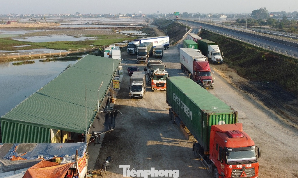 Do sân bãi ở nhà lán tạm hạn hẹp, chỉ tiếp nhận được rất ít ô tô vào đỗ. Trong dịp cuối tuần vừa qua, có thời điểm, trạm dừng nghỉ tạm này đã bị quá tải khi có gần chục xe container vào đỗ kín sân, các xe khác không thể vào thêm. Do sân bãi ở nhà lán tạm hạn hẹp, chỉ tiếp nhận được rất ít ô tô vào đỗ. Trong dịp cuối tuần vừa qua, có thời điểm, trạm dừng nghỉ tạm này đã bị quá tải khi có gần chục xe container vào đỗ kín sân, các xe khác không thể vào thêm.