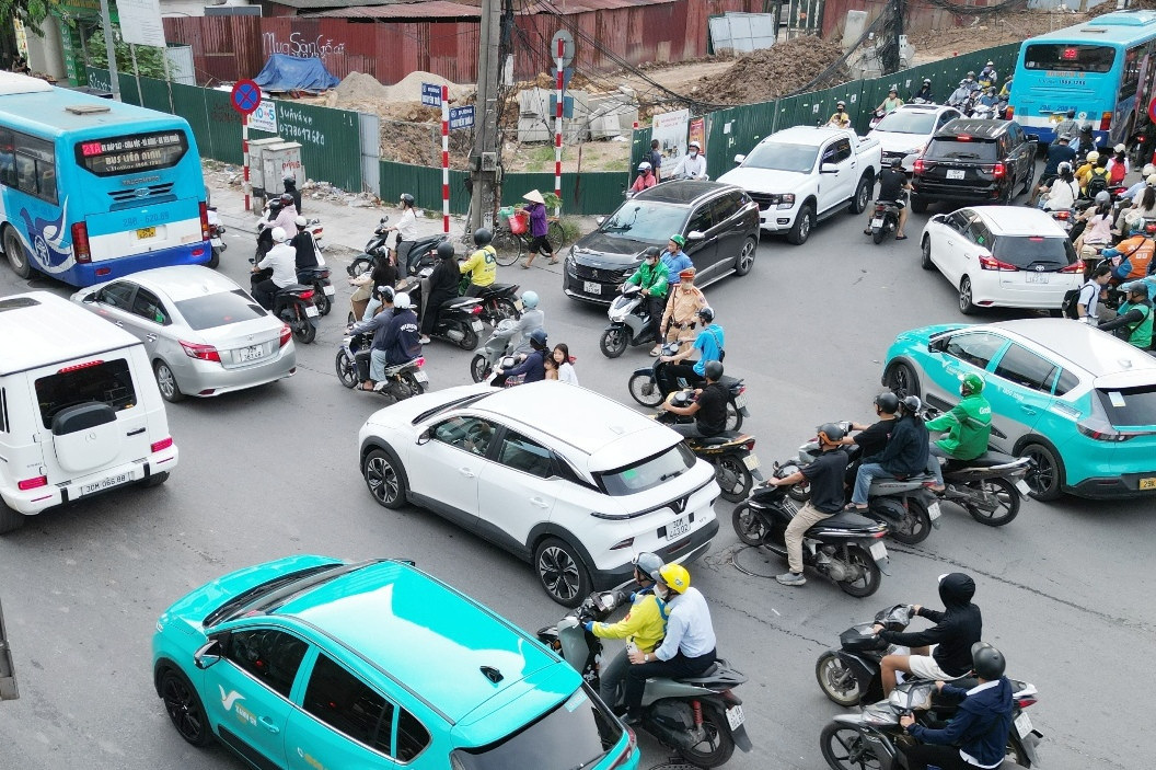 Hiện việc điều tiết xe đi lại trên đường Nguyễn Trãi, nhất là vào giờ cao điểm, CSGT đã cho xe đi hỗn hợp, tự do trên tất cả làn đường. Hiện việc điều tiết xe đi lại trên đường Nguyễn Trãi, nhất là vào giờ cao điểm, CSGT đã cho xe đi hỗn hợp, tự do trên tất cả làn đường.