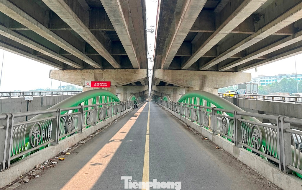 Đường hai bên ùn tắc phương tiện giao thông, trong khi cầu vòm thép qua hồ Linh Đàm (dành cho xe máy) không có xe qua lại vì lệnh cấm.