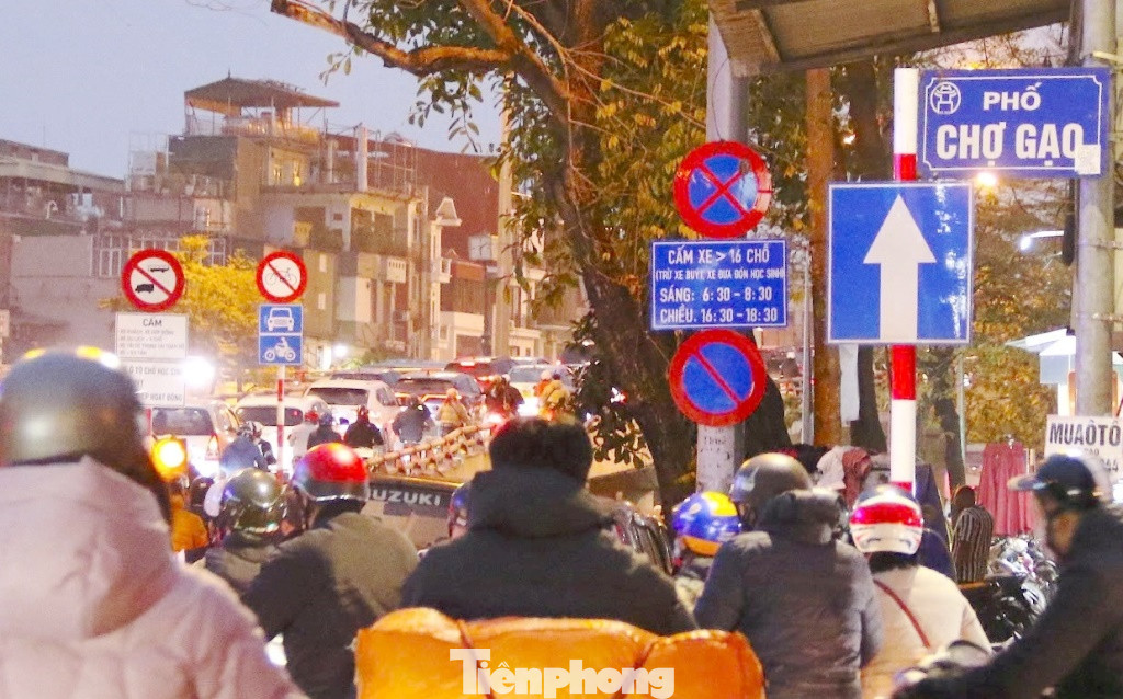 Trong tối qua và sáng sớm nay, nhiều biển cấm xe ô tô từ 16 chỗ trở lên đã được cắm tại các đầu các tuyến phố lớn đi vào khu phố cổ và xung quanh Hồ Hoàn Kiếm giờ cao điểm.