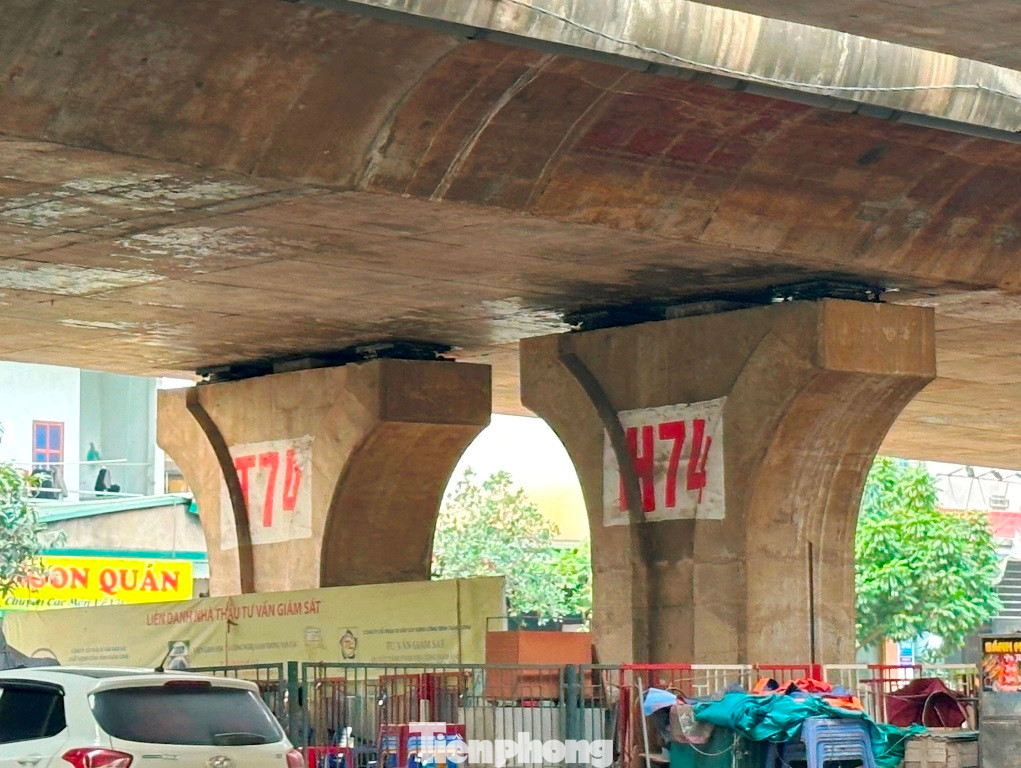 Phía Long Biên, hiện trụ cầu và gầm cầu trong đó có trụ H74 - H78 cũng đang bị lấn chiếm, sử dụng sai chức năng.
